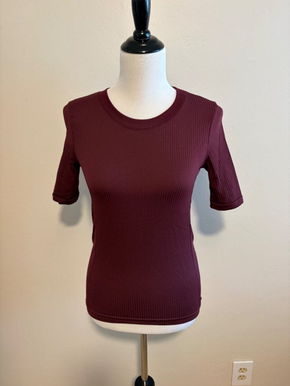 Athleta Burgundy Ribbed Short Sleeve Crewneck Top S Polyester Nylon Blend